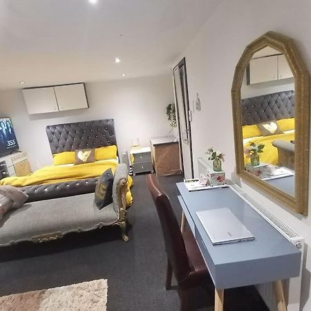 דירות לידס A Cosy Deluxe Size Studio With Queen Size And Sofa Bed מראה חיצוני תמונה