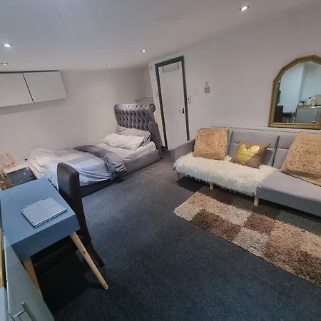 דירות לידס A Cosy Deluxe Size Studio With Queen Size And Sofa Bed מראה חיצוני תמונה
