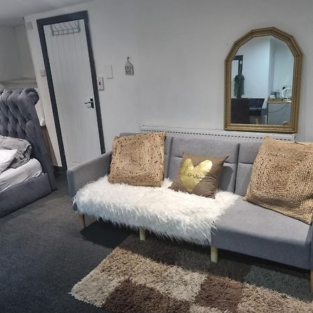 דירות לידס A Cosy Deluxe Size Studio With Queen Size And Sofa Bed מראה חיצוני תמונה