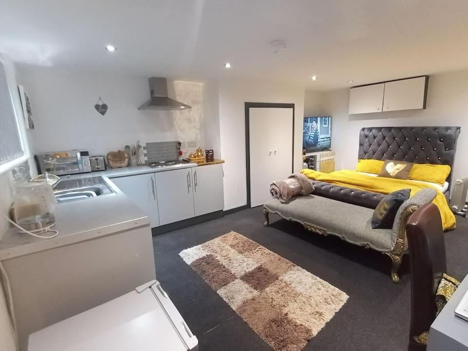 דירות לידס A Cosy Deluxe Size Studio With Queen Size And Sofa Bed מראה חיצוני תמונה