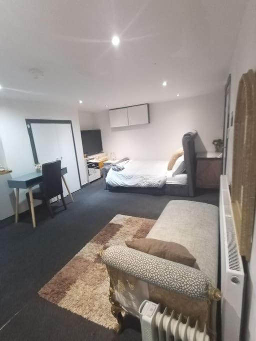 דירות לידס A Cosy Deluxe Size Studio With Queen Size And Sofa Bed מראה חיצוני תמונה