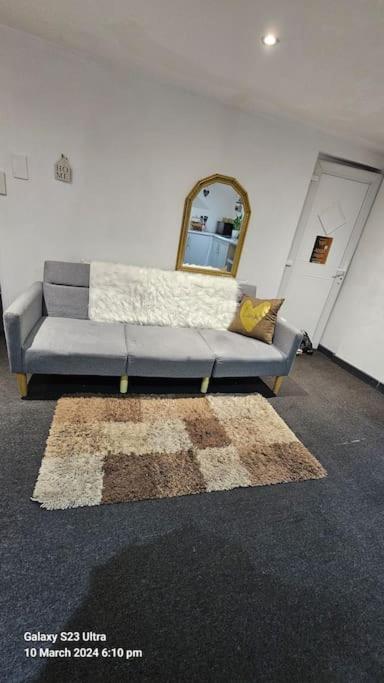 דירות לידס A Cosy Deluxe Size Studio With Queen Size And Sofa Bed מראה חיצוני תמונה