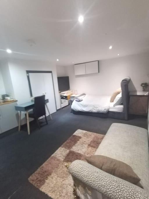 דירות לידס A Cosy Deluxe Size Studio With Queen Size And Sofa Bed מראה חיצוני תמונה