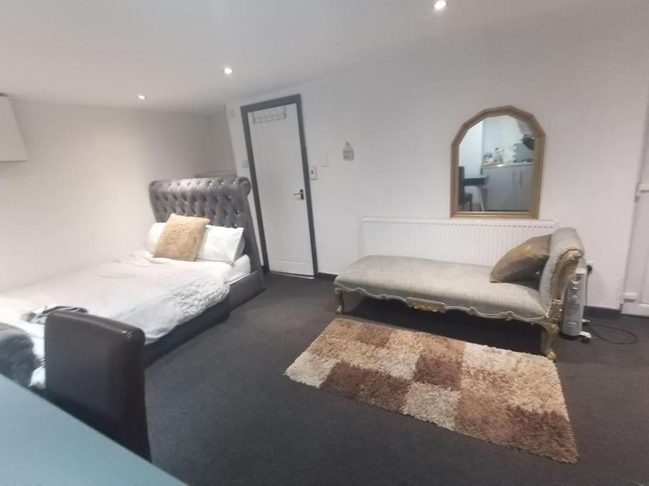 דירות לידס A Cosy Deluxe Size Studio With Queen Size And Sofa Bed מראה חיצוני תמונה