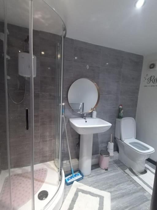 דירות לידס A Cosy Deluxe Size Studio With Queen Size And Sofa Bed מראה חיצוני תמונה