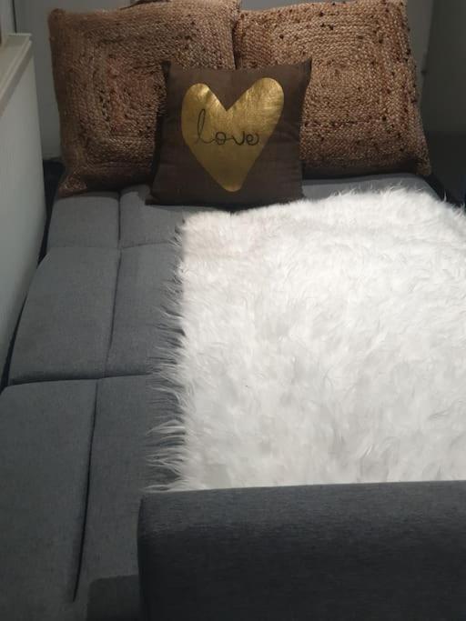 דירות לידס A Cosy Deluxe Size Studio With Queen Size And Sofa Bed מראה חיצוני תמונה