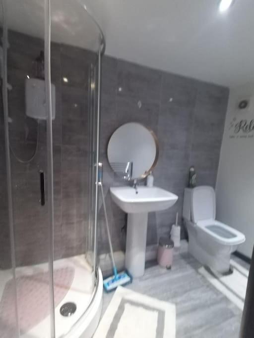 דירות לידס A Cosy Deluxe Size Studio With Queen Size And Sofa Bed מראה חיצוני תמונה