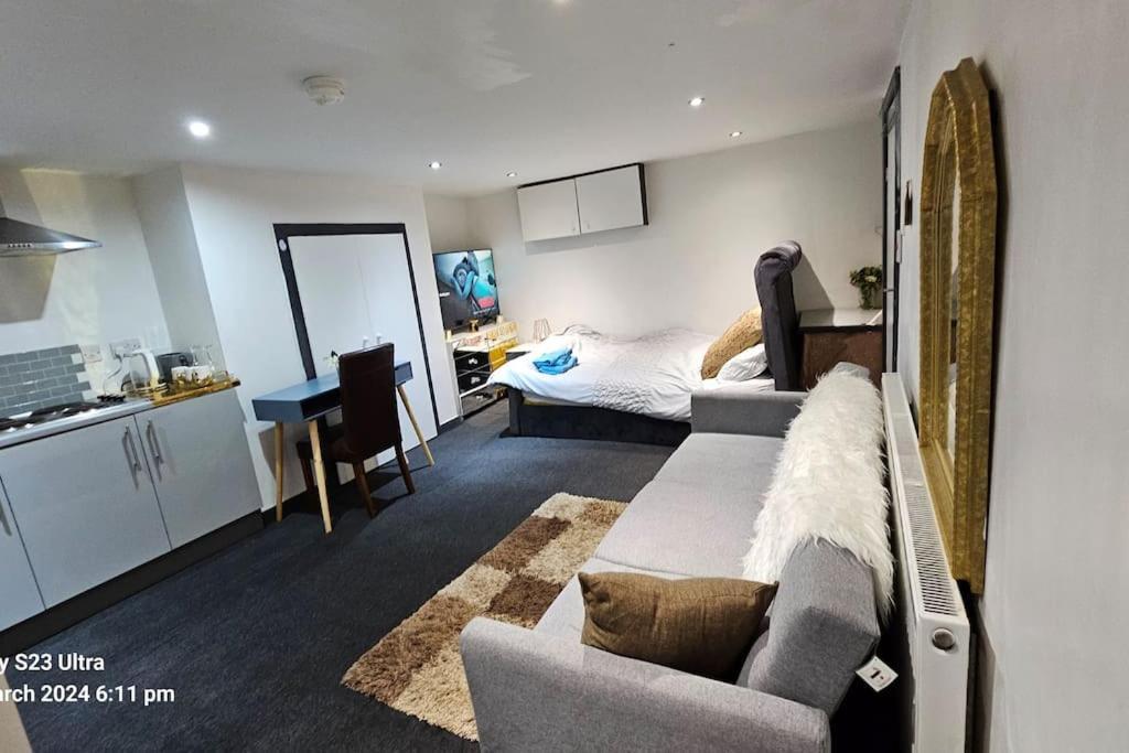 דירות לידס A Cosy Deluxe Size Studio With Queen Size And Sofa Bed מראה חיצוני תמונה