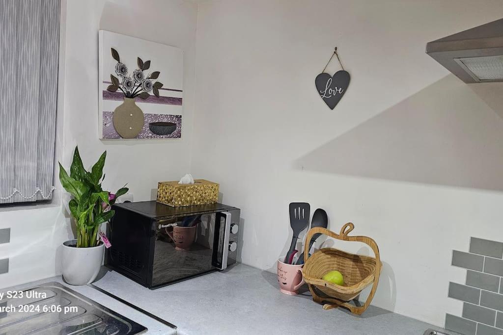 דירות לידס A Cosy Deluxe Size Studio With Queen Size And Sofa Bed מראה חיצוני תמונה