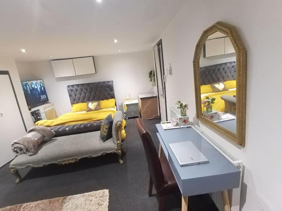 דירות לידס A Cosy Deluxe Size Studio With Queen Size And Sofa Bed מראה חיצוני תמונה