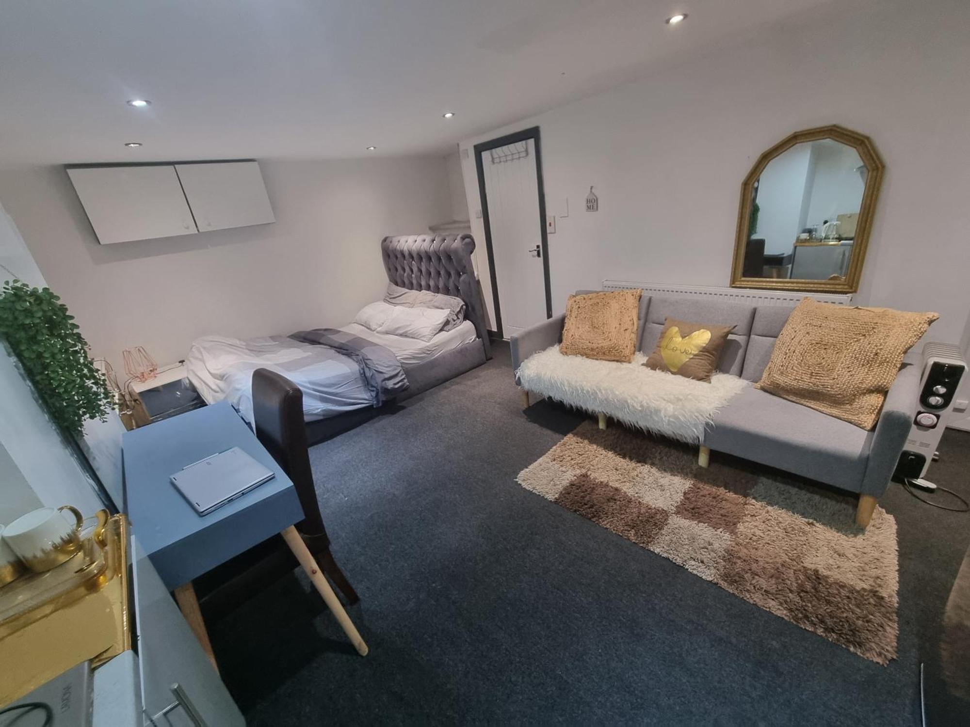דירות לידס A Cosy Deluxe Size Studio With Queen Size And Sofa Bed מראה חיצוני תמונה